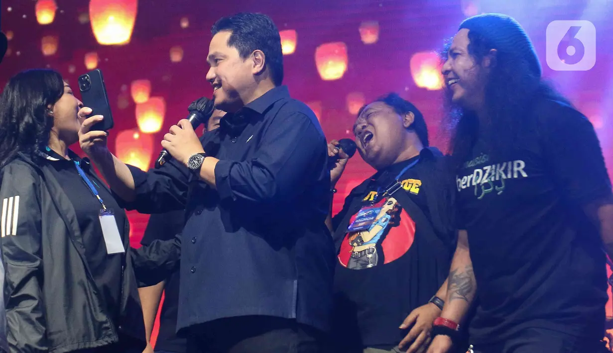 Menteri BUMM Erick Thohir (tengah) saat acara doa bersama dan konser amal Salam Satu Jiwa di Bekasi, Jawa Barat, Minggu (8/1/2023). Konser ini merupakan bentuk dukungan dan solidaritas terhadap korban tragedi Kanjuruhan Malang. (Liputan6.com/Herman Zakharia)
