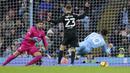 Di awal babak kedua pada menit ke-53 Manchester City mendapat hadiah penalti. Jack Grealish dianggap dijatuhkan oleh Joe Bryan di dalam kotak penalti, meski terlihat kontak keduanya terbilang minim. (AP/Jon Super)
