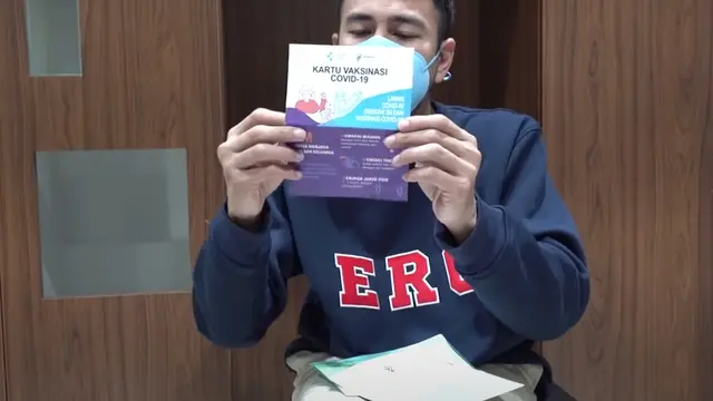 Raffi Ahmad dan kartu vaksin dosis pertama. (Foto: YouTube RANS Entertainment)