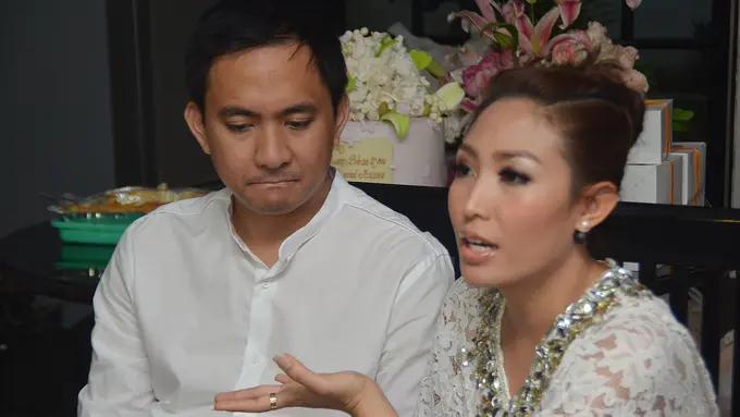 Ayu Dewi dan Regi Datau