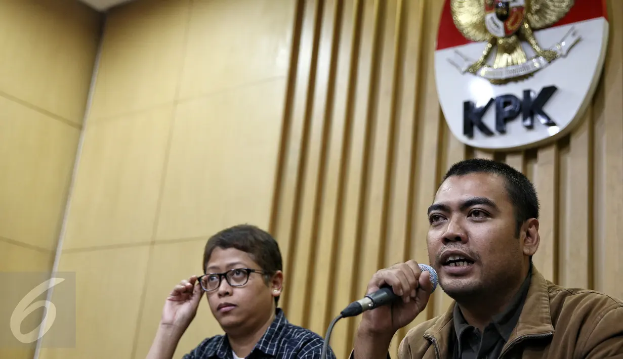 Kabag Informasi dan Pemberitaan KPK, Priharsa Nugraha memberikan keterangan pers, Jakarta, Sabtu (13/2). KPK menetapkan Kasubdit Kasasi dan Peninjauan Kembali MA berinisial ATS, pengusaha IS dan pengacara ALE sebagai tersangka (Liputan6.com/Faizal Fanani)