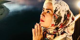Semakin banyak belakangan ini artis-artis memutuskan untuk mengenakan hijab. Meski ada juga yang setelah itu membuka kembali lantaran tuntutan pekerjaan. Ikke Nurjanah menambah daftar panjang menutup aurat. (Instagram/ikkenurjanah0518)