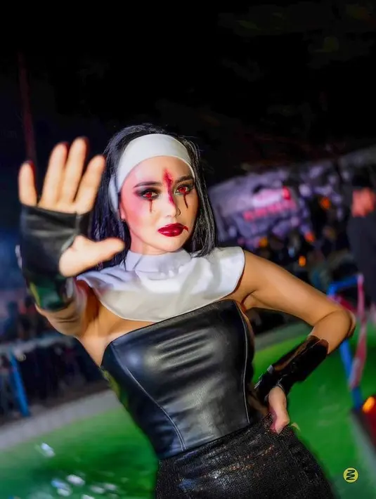 <p>Pada bagian wajah, Wika Salim melakukan make over. Ia membuat wajahnya seperti bercak darah. [Foto: instagram.com/wikasalim]</p>