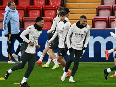 Gelandang Real Madrid Kylian Mbappe (tengah) saat sesi latihan bersama rekan setimnya di Stadion Anfield, Liverpool, Inggris, pada 26 November 2024. (Paul ELLIS/AFP)