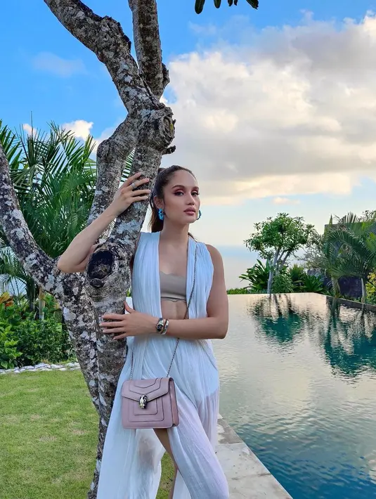 Untuk gaya kasual musim panas, Cinta Laura juga memberi banyak referensi gaya. Kali ini paduan nuansa khaki dan putih menjadi gaya yang sempurna untuk dicoba. Paduan vest dan celana kain juga membuat gaya semakin seru dan stylish. (Foto: Cinta Laura Kiehl)