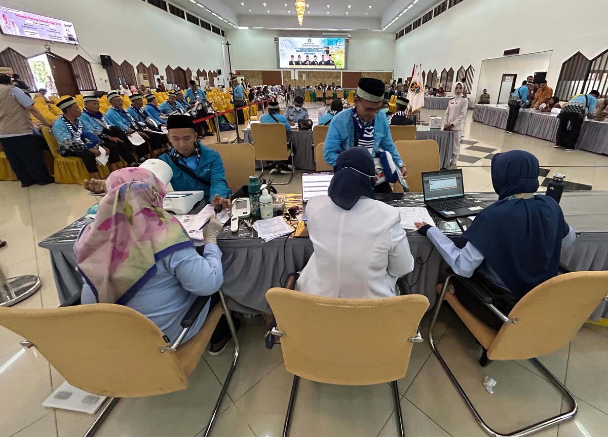 FOTO: Kloter Pertama Jemaah Haji Jakarta Mulai Masuki Asrama Pondok Gede