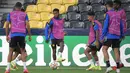 Gelandang Manchester United, Fred (kedua dari kanan) bersama rekan satu timnya mengambil bagian dalam sesi latihan di Bern (13/9/2021). Manchester United akan bertanding melawan Young Boys pada Grup F Liga Champions di Stadion Wankdorf. (AFP/Sebastien Bozon)