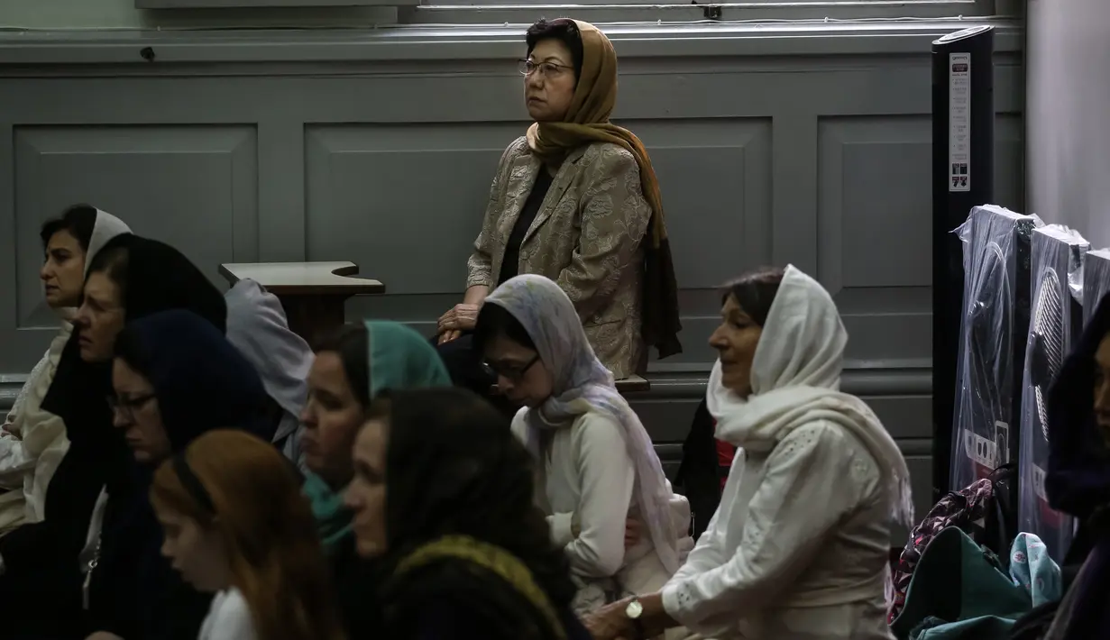 Seorang wanita Muslim berdoa untuk korban penembakan massal Christchurch di Selandia Baru di Masjid Jamia, Hong Kong  (18/3). Mereka berdoa untuk korban penembakan yang menewaskan 50 orang di Masjid Al Noor, Christchurch. (AFP Photo/Viviek Prakash)