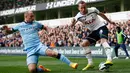 Penyerang Tottenham Hotspur, Harry Kane berusaha melewati bek Pablo Zabaleta pada Laga Liga Premier Inggris di Stadion White Hart Lane, Inggris, Minggu (3/5/2015). Manchester City menang 1-0 atas Tottenham Hotspur. (Reuters/Andrew Couldridge)