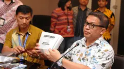 Dirtipideksuslrm Brigjen Pol Agung Setya menunjukkan barang bukti kasus prostitusi anak saat rilis di Bareskrim Mabes Polri, Jakarta, Jumat (02/9). Bareskrim Mabes Polri merilis tiga tersangka kasus prostitusi anak. (Liputan6.com/Helmi Fithriansyah)