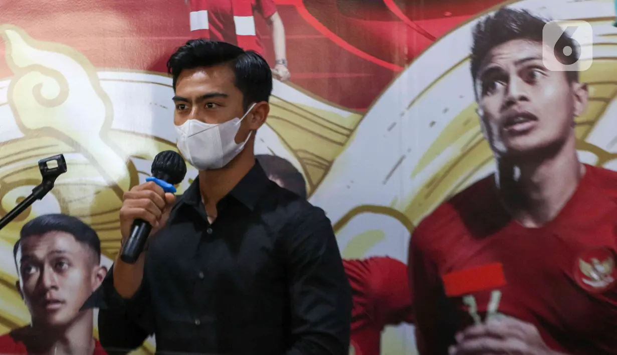 Pratama Arhan berbicara saat menghadiri jumpa pers menjelang keberangkatan menuju Jepang di kantor PSSI, Jakarta, Jumat (4/3/2022). Pratama Arhan yang sebelumnya bermain untuk PSIS Semarang resmi bergabung ke klub bola Jepang (J League), Tokyo Verdy. (Liputan6.com/Herman Zakharia)