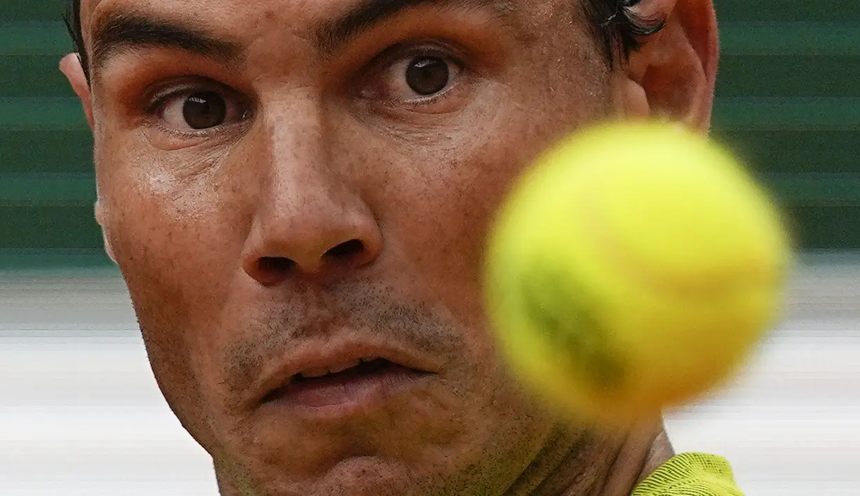Pada gim ketiga atau penentuan, Rafael Nadal bisa dibilang tanpa perlawanan. Ia tanpa kesulitan unggul 5-0 dari Casper Ruud. (AP/Michel Euler)