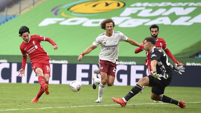 Penyerang Liverpool, Takumi Minamino saat mencetak gol ke gawang Arsenal pada laga Community Shield di stadion Wembley di London, Sabtu, (29/8/2020). (Justin Tallis / Pool via AP)