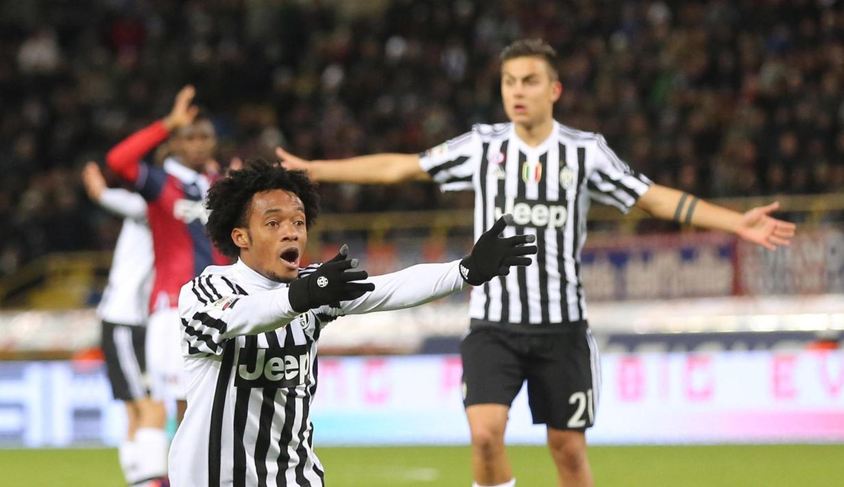 Reaksi pemain Juventus, Juan Cuadrado, setelah dilanggar pemain Bologna dalam laga Serie A Italia di Stadion Renato Dall'Ara, Bologna,Sabtu (20/2/2016) dini hari WIB. (EPA/Giorgio Benvenuti)