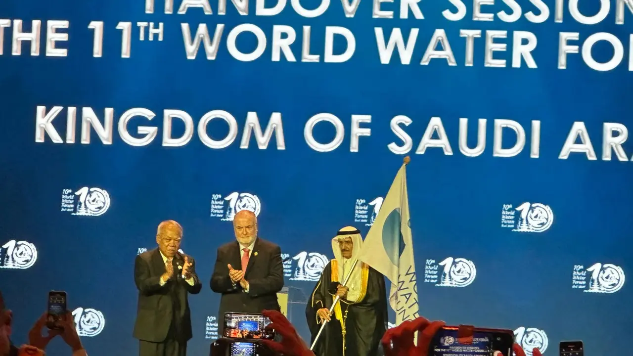 Serah terima bendera World Water Council dari Indonesia ke Arab Saudi yang akan menjadi tuan rumah World Water Forum ke-11 pada tahun 2027. (Liputan6/ Benedikta Miranti)