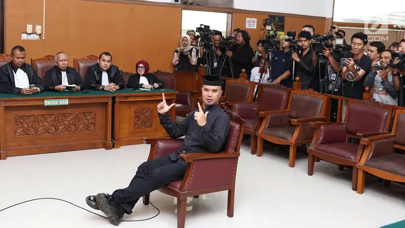 Gaya Ahmad Dhani Jalani Sidang Perdana Kasus Ujaran Kebencian