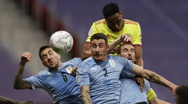 Bek timnas Kolombia, Oscar Murillo (atas) bersaing dengan pemain Uruguay, Matias Vecino, Jose Gimenez dan Diego Godin dalam laga perempat final Copa America 2021 di Stadion Nacional de Brasilia, Brasil, Minggu (4/7/2021) pagi WIB.  Kolombia menang adu penalti 4-2 (0-0). (AP Photo/Bruna Prado)