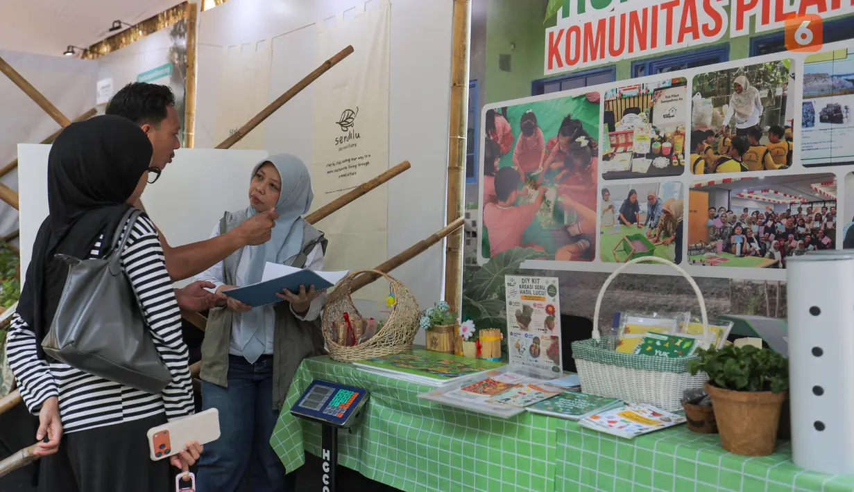 Seoarang pengunjung bertanya mengenai edukasi pemilahan sampah pada Festival Jejak Pangan Lestari 2026 di Taman Lapangan Banteng, Jakarta Pusat, Sabtu (10/10/2026). Kegiatan ini mengajak masyarakat memahami pengelolaan sampah sebagai salah satu langkah untuk mengurangi dampak lingkungan dan mendukung sistem pangan yang lebih lestari. (KLY/Budy Santoso)
