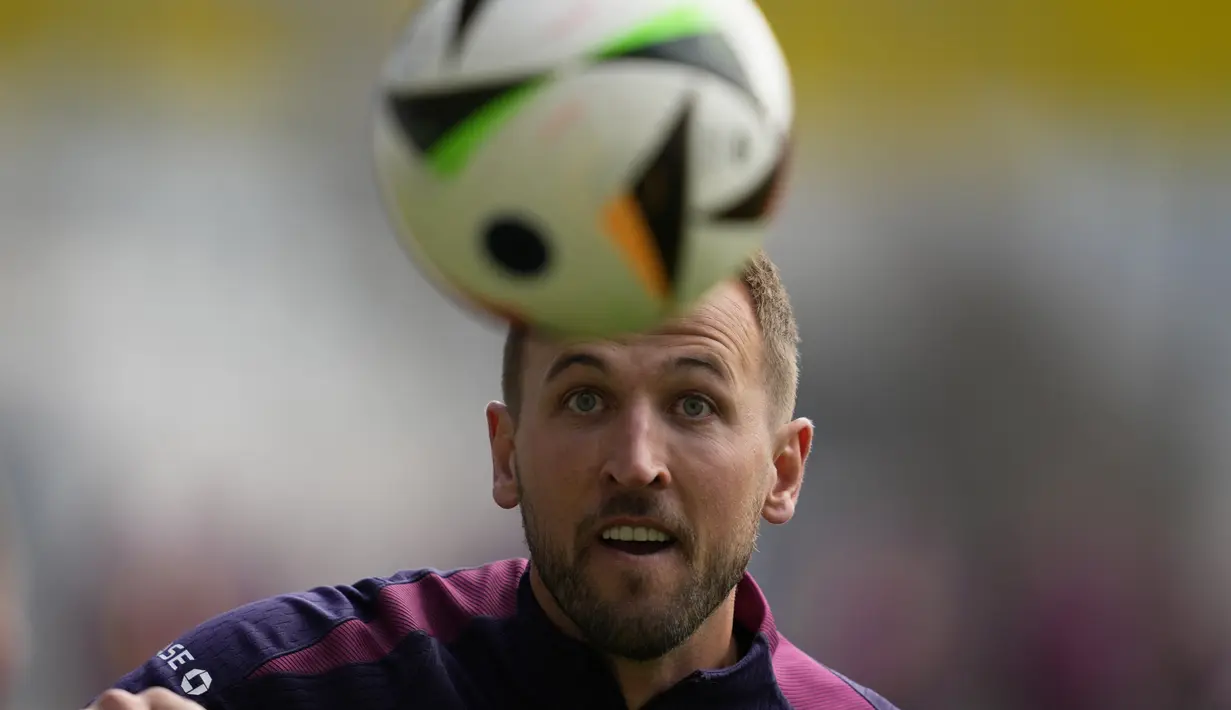 Penyerang Inggris Harry Kane mengejar bola saat sesi latihan terbuka untuk umum jelang laga Grup C Euro 2024 melawan Serbia di Stadion Jena, Jerman, Selasa (11/6/2024).  (Foto AP/Thanassis Stavrakis)