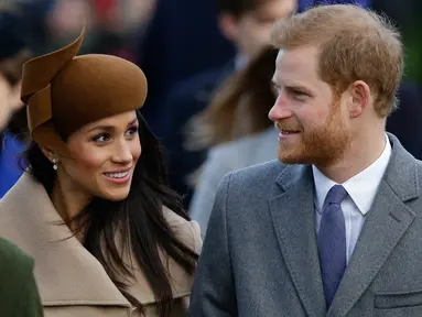 Pangeran Harry dan sang tunangan, Meghan Markle menghadiri tradisi pelayanan gereja di hari Natal Kerajaan Inggris di Gereja St. Mary Magdalene, Sandringham, Senin (25/12). Tahun ini, Markle menjadi anggota baru pada perayaan tersebut. (AP/Alastair Grant)