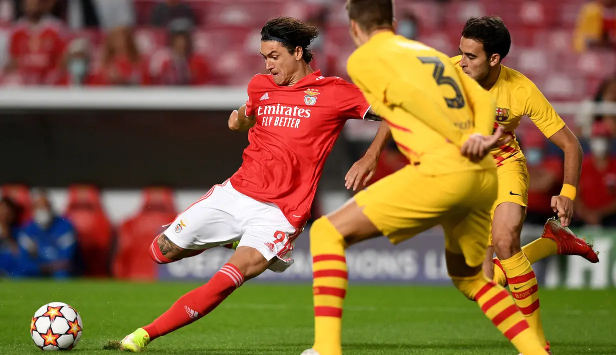 Benfica sudah unggul 1-0 pada menit ke-3. Usai menerima umpan dari Julian Weigl, Darwin Nunez kemudian melewati adangan Eric Garcia untuk kemudian menaklukkan kiper Barcelona, Marc-Andre ter Stegen. (AFP/Patricia De Melo Moreira)