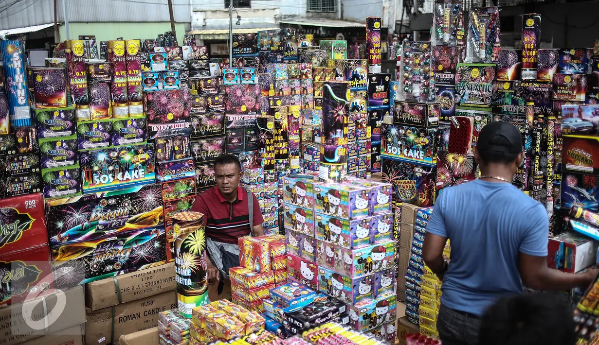 Seorang pedagang menjual petasan di Pasar Asemka, Jakarta, Selasa (27/12). Jelang perayaan tahun baru 2017 sejumlah pedagang mulai menjajakan berbagai jenis petasan. (Liputan6.com/Faizal Fanani)