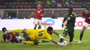Kiper Mesir, Mohamed Abogabal (tengah) menangkap bola dari ancaman striker Senegal, Sadio Mane dalam laga final Piala Afrika 2021 di Stade d'Olembe, Yaounde, Kamerun (6/2/2022). (AP/Themba Hadebe)