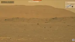 Rekaman video yang dibuat dari siaran langsung NASA pada 19 April 2021 ini menunjukkan helikopter Ingenuity terbang di atas permukaan Mars. NASA berhasil menerbangkan helikopter Ingenuity di Mars pada 19 April. (NASA/AFP)