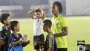 Fans cilik meminta izin untuk foto bersama dengan pemain Timnas Indonesia U-19, Ronaldo Kwateh usai melakukan latihan jelang Piala AFF U-19 2022 di Stadion Madya, Jakarta, Selasa (21/6/2022). (Bola.com/M Iqbal Ichsan)