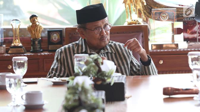 Presiden RI ke-3 BJ Habibie saat melakukan silaturahmi dengan sejumlah tokoh bangsa dan tokoh gerakan suluh kebangsaan di kediamannya, Jakarta, Rabu (1/5/2019). Silaturahmi membahas kemajuan dan arah masa depan bangsa Indonesia. (Liputan6.com/Helmi Fithriansyah)