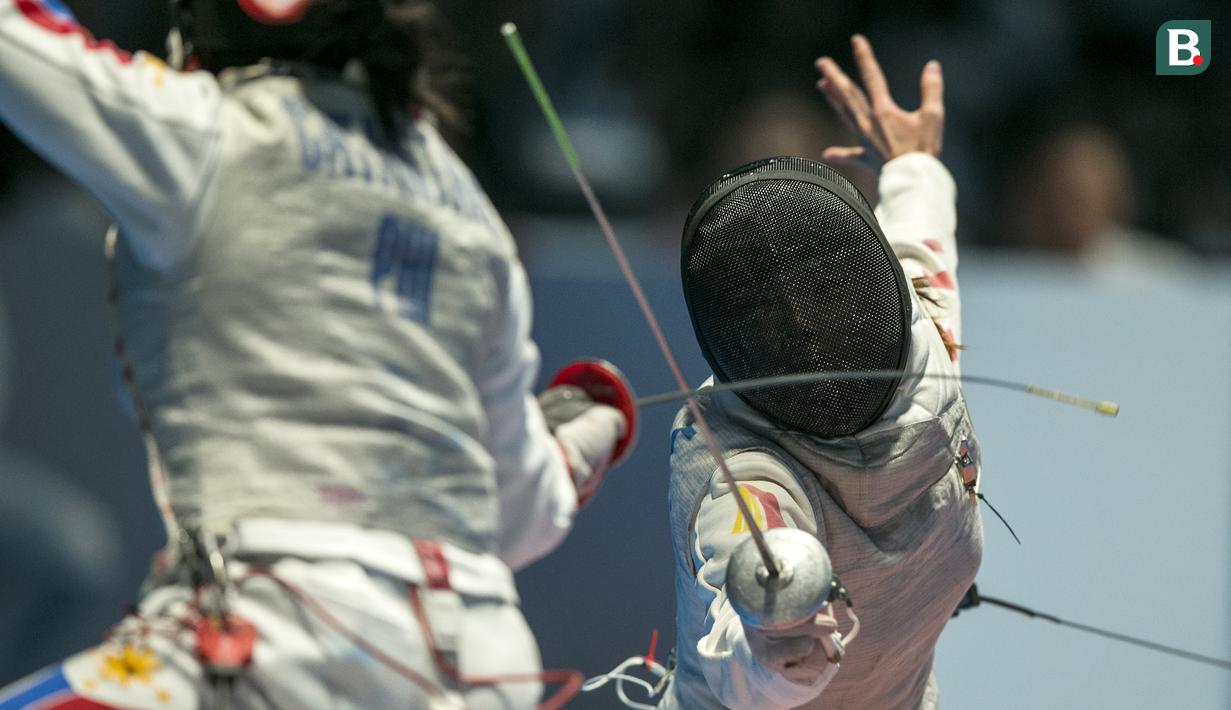 Kyle Samantha Catantan(kiri) asal Filipina gagal menahan serangan Fu Yiting dari China pada perempat final tim beregu sabre putri pada Asian Games 2018 di Jakarta Convention Center, Jakarta Kamis (23/8/2018). (Bola.com/Peksi Cahyo)