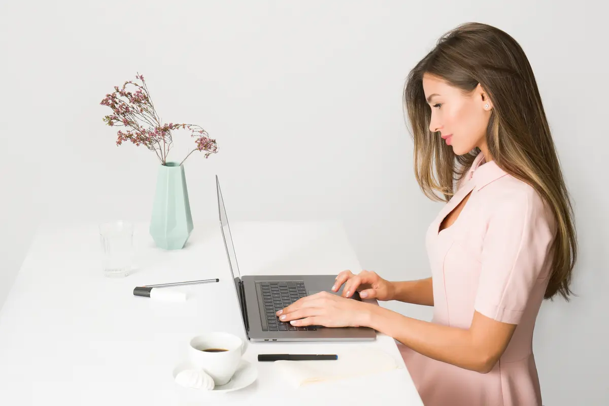 Tips Jalani WFH dan Virtual Meeting dengan Tampilan Makeup Prima