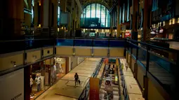 Beberapa orang berbelanja di Abasto Shopping Mall di Buenos Aires, Argentina, Rabu (14/10/2020). Setelah tujuh bulan ditutup, pusat perbelanjaan Buenos Aires dibuka kembali saat lonjakan kasus COVID-19 terjadi di pusat-pusat berpenduduk besar di pedalaman negara itu. (AP Photo/Victor R. Caivano)