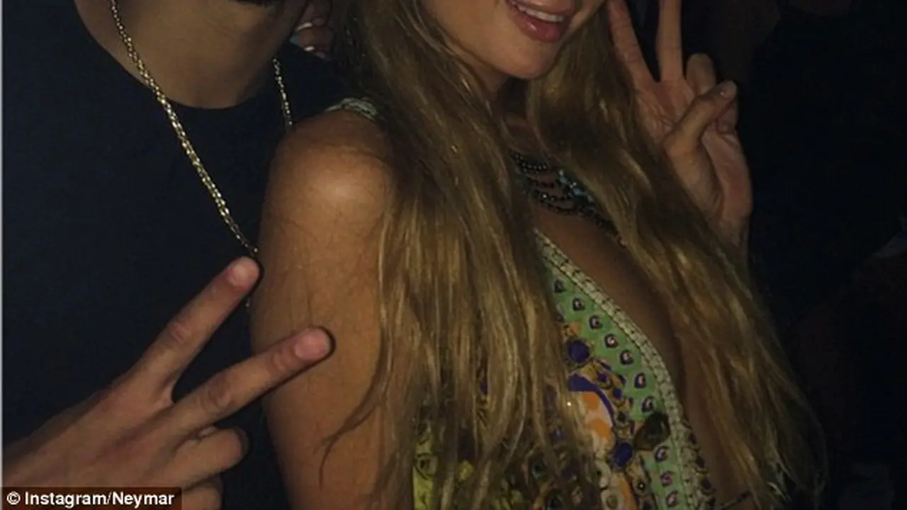 Netizen Heboh Selfie Mesra Neymar Peluk Paris Hilton