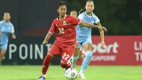 Penyerang Timnas Indonesia Putri U-17, Ayla Dva Khala Ahimsa, saat menghadapi Singapura dalam laga terakhir Grup B Kualifikasi Piala Asia U-17 2027 di Bishan Stadium, Singapura, Minggu (11/10/2026) malam WIB. Tim Garuda Pertiwi Muda menang telak 5-0 dan lolos ke putaran final. (Bola.com/AFC)
