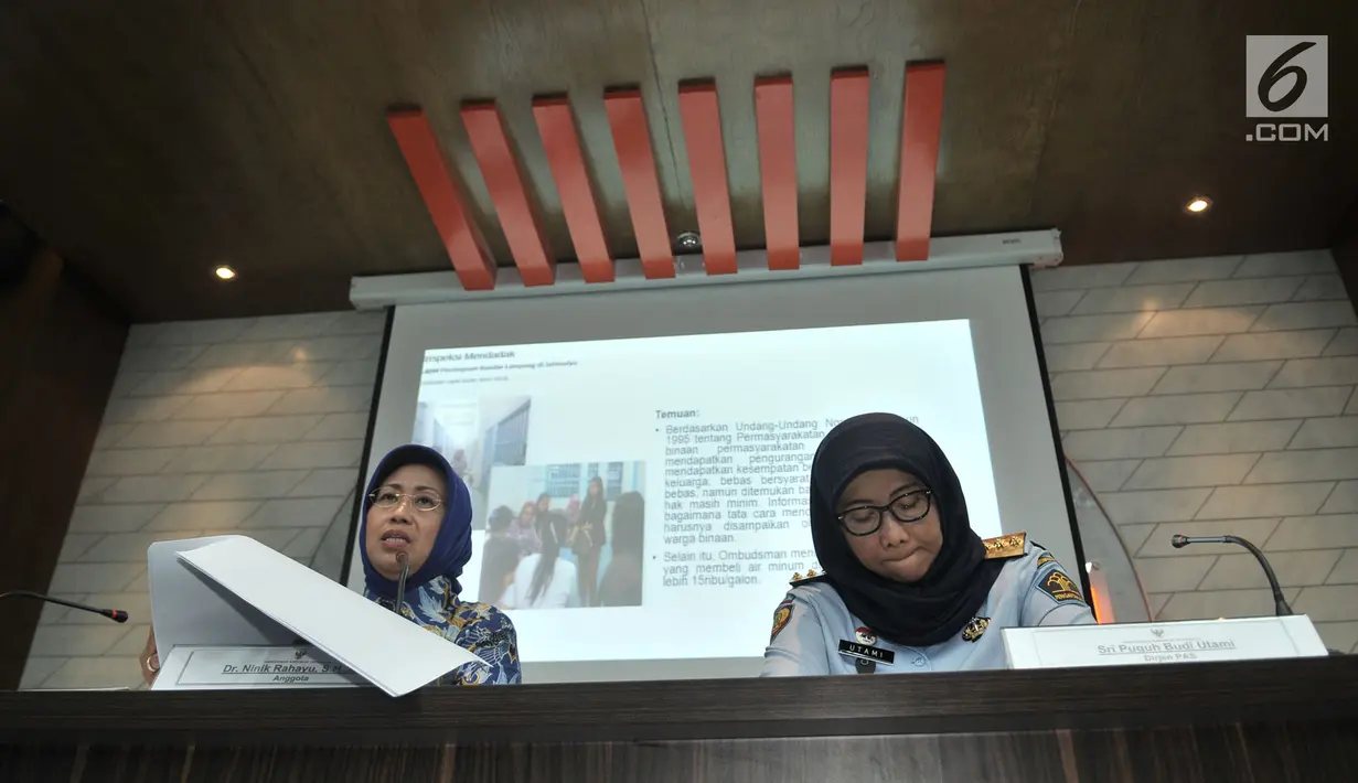 Anggota Ombudsman RI Ninik Rahayu (kiri) didampingi Dirjen PAS Sri Puguh Budi Utami saat memberikan keterangan terkait hasil pengawasan terhadap Pelayanan Publik Lapas/Rutan di Kantor Ombusdman, Jakarta, Senin (24/9). (Merdeka.com/Iqbal S Nugroho)