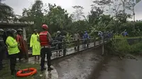 Tim gabungan saat mencari korban banjir bandang di sungai Sempor, Sleman, Yogyakarta, Jumat (21/2/2020). Sedikitnya 200 personel gabungan terus melakukan pencarian Siswa SMPN 1 Turi yang hanyut saat kegiatan susur sungai. (AP Photo)