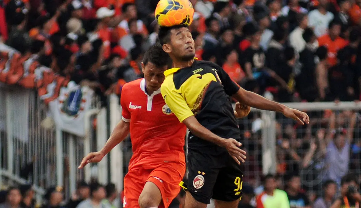 Bek Persija, Ismed Sofyan (kiri) berebut bola dengan Syakir Sulaiman (Sriwijaya FC) saat berlaga di Trofeo Persija di Stadion GBK Jakarta, (11/1/2015). Persija, Arema Cronus dan Sriwijaya FC menjadi juara bersama. (Liputan6.com/Helmi Fithriansyah)