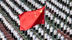 Foto dari udara menunjukkan para siswa menghadiri upacara pembukaan pada hari pertama semester baru di Wuhan, Provinsi Hubei, China, 1 September 2021. Pemerintah China memutuskan pemberlakuan belajar tatap muka setelah percaya diri menangani pandemi COVID-19. (STR/AFP)