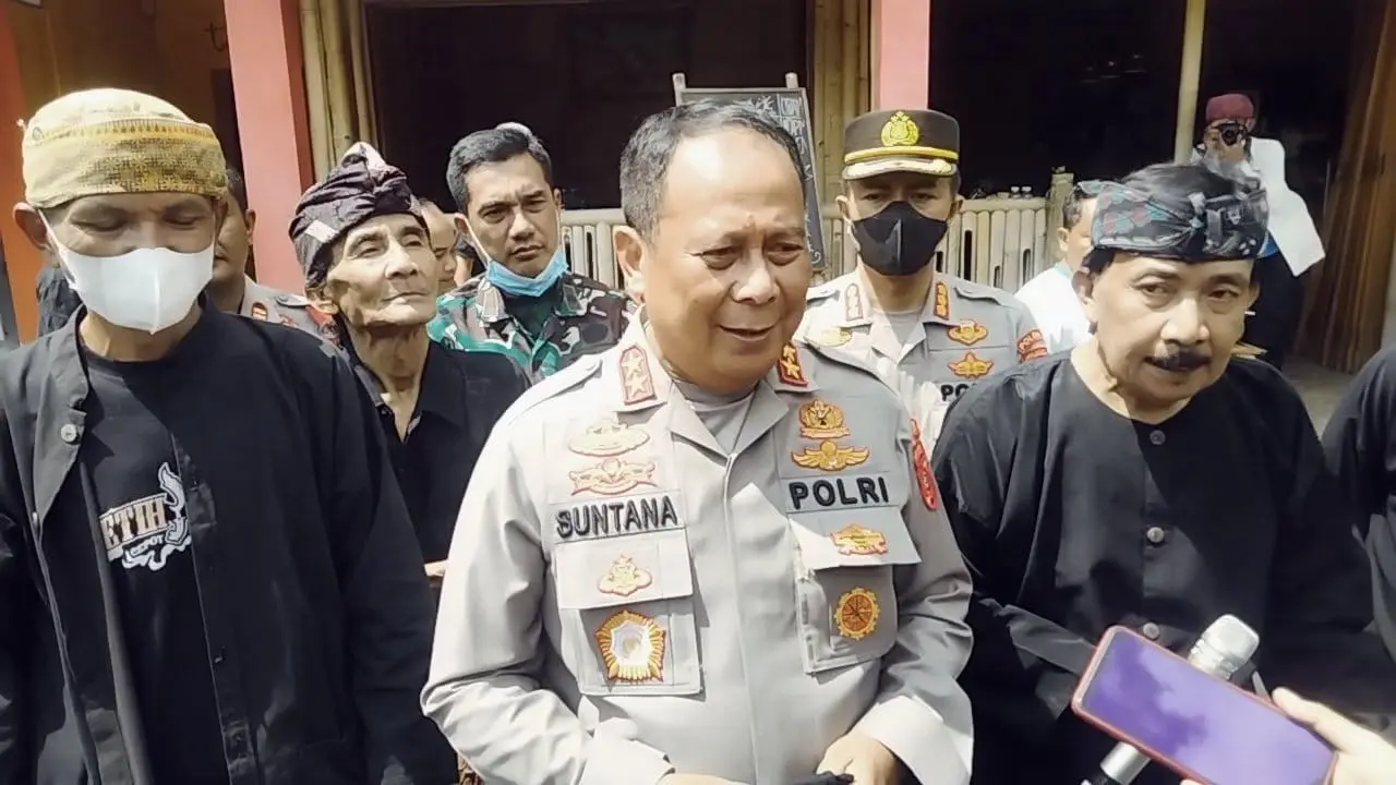 Kapolda Jabar Irjen Pol. Suntana memberikan penjelasan kepada wartawan dalam kunjungannya di Kampung Adat Naga-Tasikmalaya. (Liputan6.com/Jayadi Supriadin)