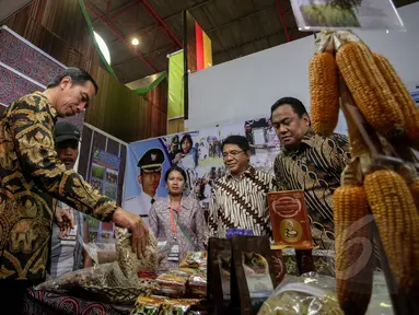 Presiden Jokowi saat meninjau pameran Apkasi International Trade and Investment Summit (AITIS) 2015 di kawasan Jiexpo, Jakarta, Rabu (13/5/2015). AITIS 2015 memamerkan beragam produk unggulan industri kecil dan menengah (IKM). (Liputan6.com/Faizal Fanani)