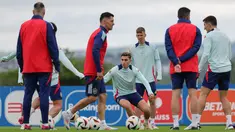Penyerang Albania #11 Armando Broja (tengah) menghadiri sesi latihan MD-1 menjelang matchday terakhir Grup B Euro 2024 di base camp mereka di Kaiserau, Minggu (23/6/2024). (KENZO TRIBOUILLARD / AFP)