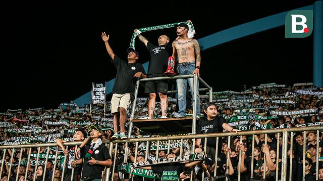Foto: Saling Respek Antara Brigata Curva Sud dan Bobotoh di Laga Persib Bandung Vs PSS Sleman