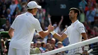 Novak Djokovic bersalaman dengan Sam Querrey seusai pertandingan babak ketiga Wimbledon 2016, Sabtu (2/7/2016). (Reuters/Paul Childs)