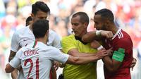 Wasit Mark Geiger saat laga Portugal vs Maroko di penyisihan Grup B Piala Dunia 2018, Rabu (20/6/2018). (AFP/Fransico Leong)