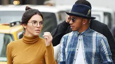 Aktris dan model Kendall Jenner tertangkap kamera sedang berduaan dengan pembalap Lewis Hamilton di jalanan ramai kota New York, 10 September 2015. (Dailymail)
