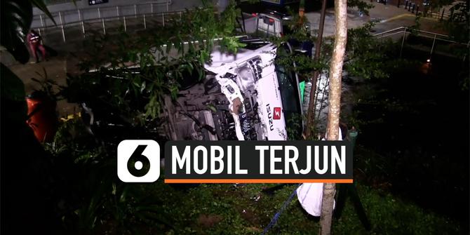 VIDEO: Mobil Pengantar Paket Terjun dari Jembatan Dukuh Atas Jakarta