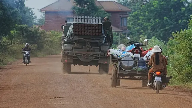 Warga Kamboja dievakuasi dengan mengikuti kendaraan militer di Oddar Meanchey, Jumat, 25 Juli 2025, saat bentrokan besar terjadi di perbatasan dengan Thailand.