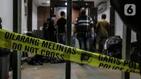 Garis polisi dipasang saat penggeledahan di lokasi bekas Sekretariat Markas Front Pembela Islam di Petamburan, Jakarta, Selasa (27/4/2021). Munarman juga diduga menyembunyikan informasi tentang tindak pidana terorisme. (Liputan6.com/Faizal Fanani)