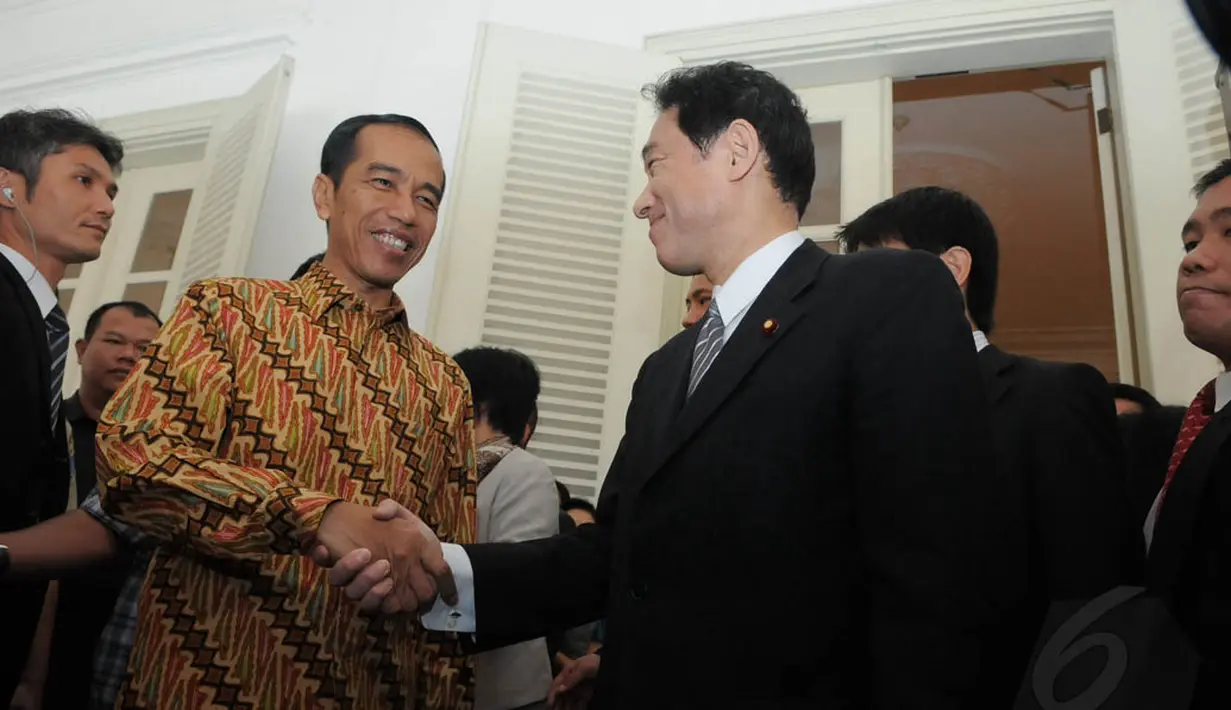Jokowi yang sudah bersiap di depan pintu Balai Kota, langsung menyambut kedatangan Kishida, Jakarta, Selasa (12/8/14). (Liputan6.com/Herman Zakharia)